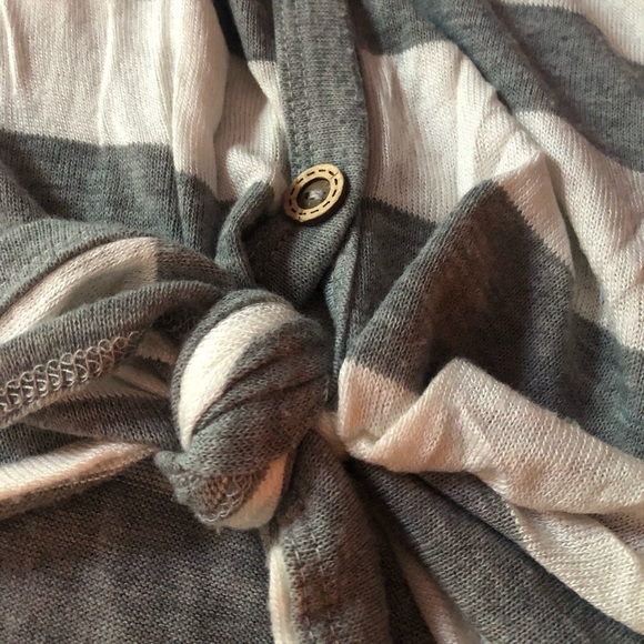 BNWOT adorable front tie top - Picture 3 of 5